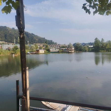 Pana 4 Boat House Apartment Srinagar  Bagian luar foto