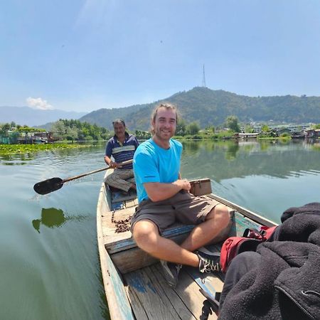 Pana 4 Boat House Apartment Srinagar  Bagian luar foto