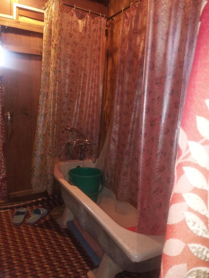 Pana 4 Boat House Apartment Srinagar  Bagian luar foto