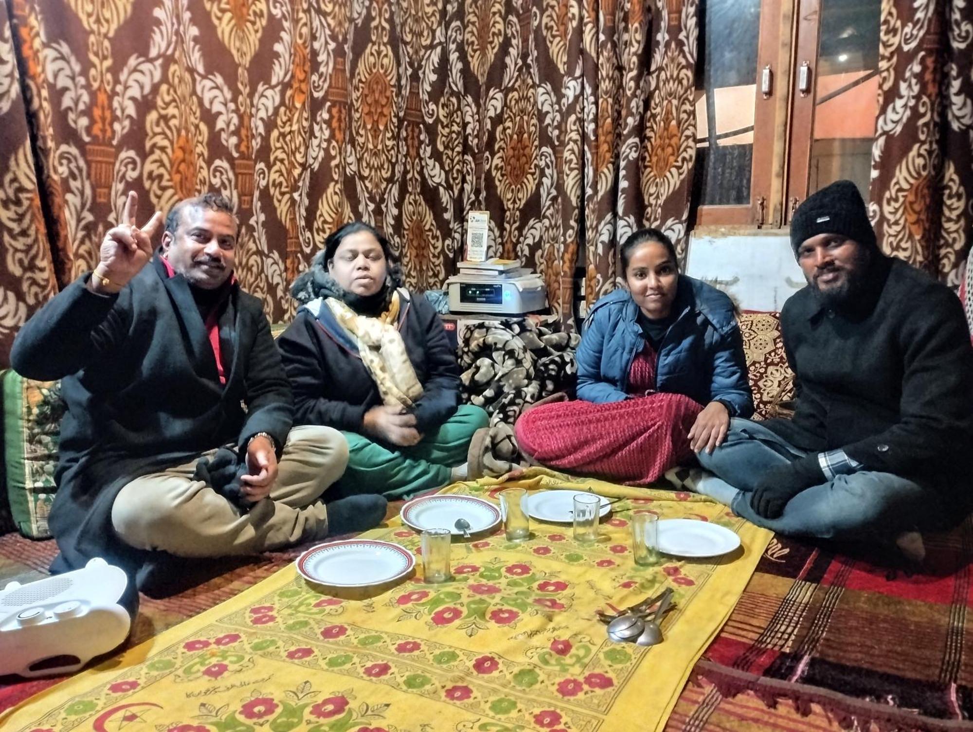 Pana 4 Boat House Apartment Srinagar  Bagian luar foto