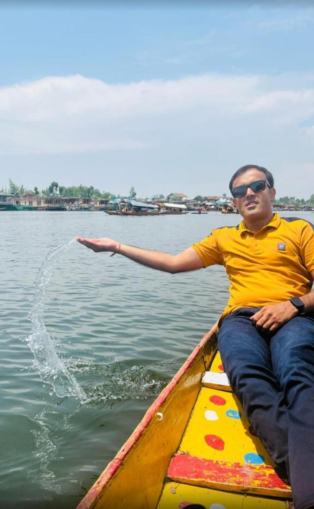 Pana 4 Boat House Apartment Srinagar  Bagian luar foto