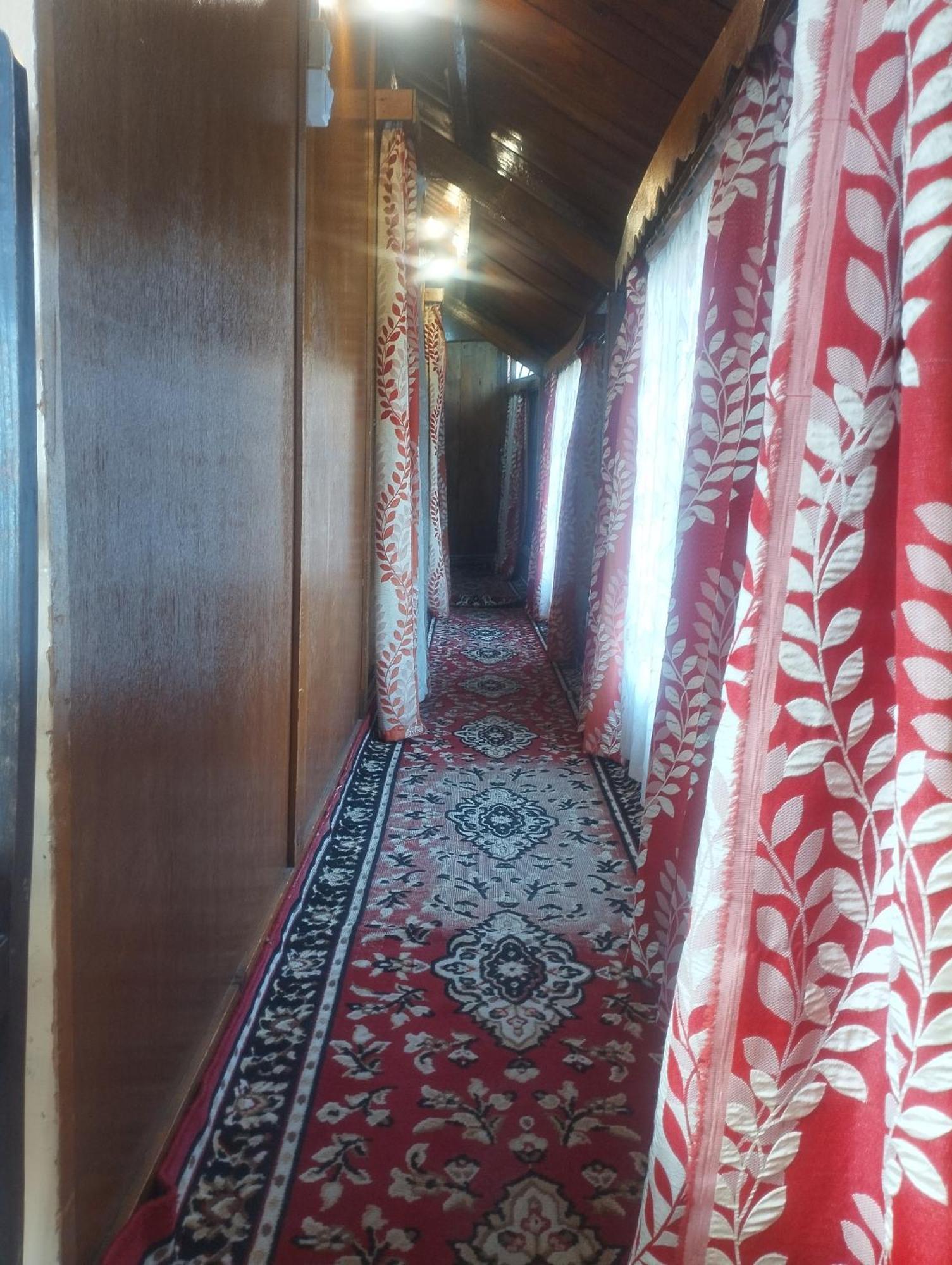 Pana 4 Boat House Apartment Srinagar  Bagian luar foto